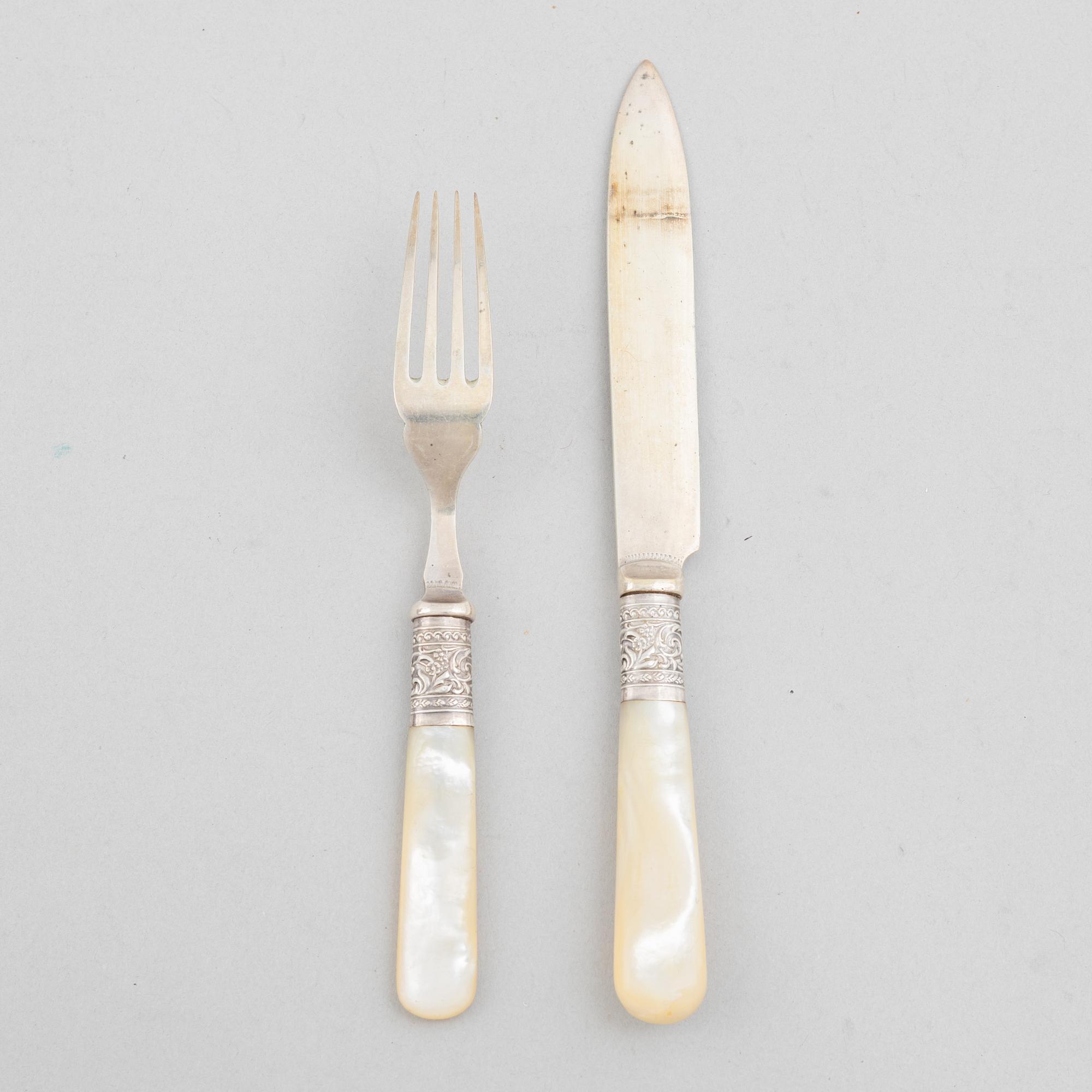 William Yates, fruit knives, 12 + 12 pcs, silver and mother-of-pearl, Sheffield, England 1899.
