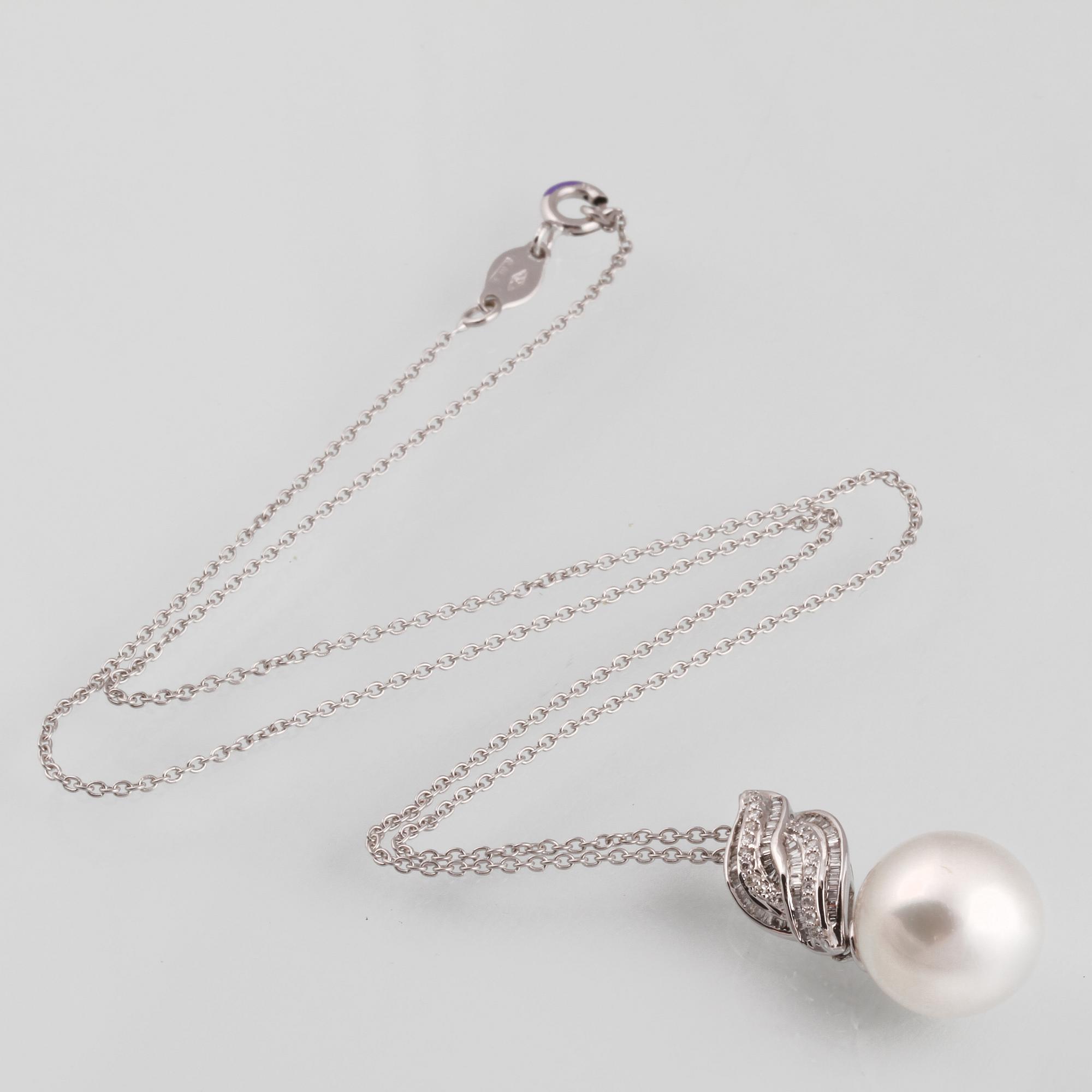 HÄNGE, 18K vitguld med odlad South Sea-pärla samt briljant och baguettslipade diamanter. Vikt 6,3 gram.