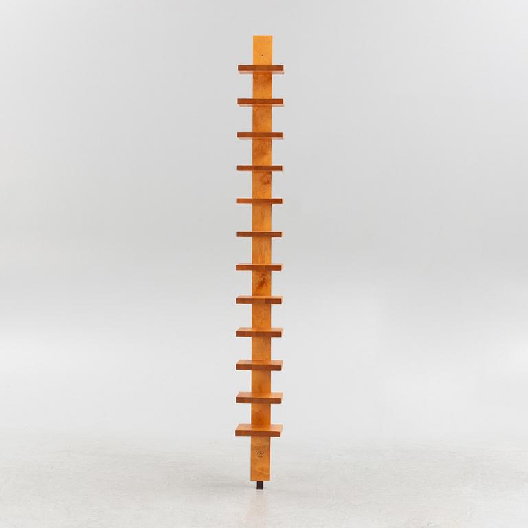 John Kandell, hylla, ”Pilaster”, Källemo, 1900-talets slut.