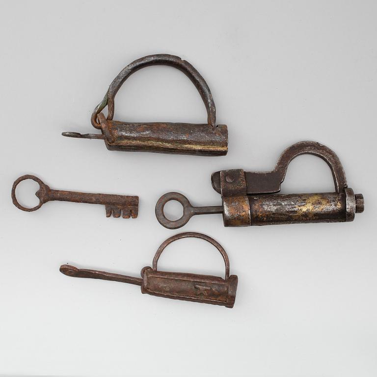 HÄNGLÅS, 3 st, allmoge, järn,  1700-/1800-tal.