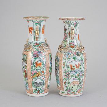 VASER, 2 st, porslin. Kina, omkring 1900.