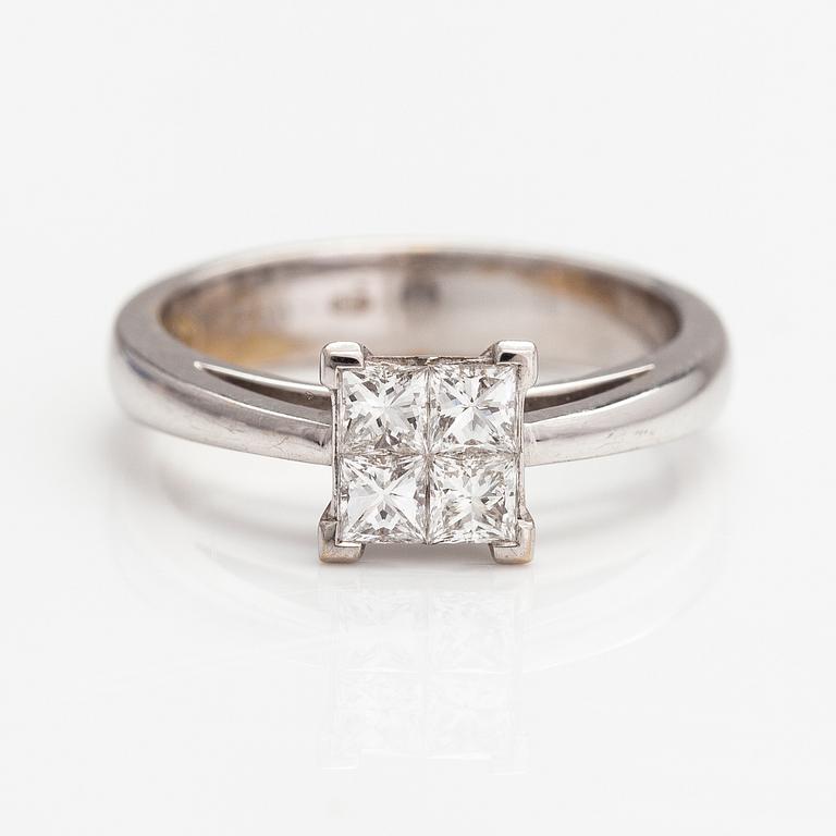 An 18K white gold ring with diamonds ca. 0.60 ct in total.