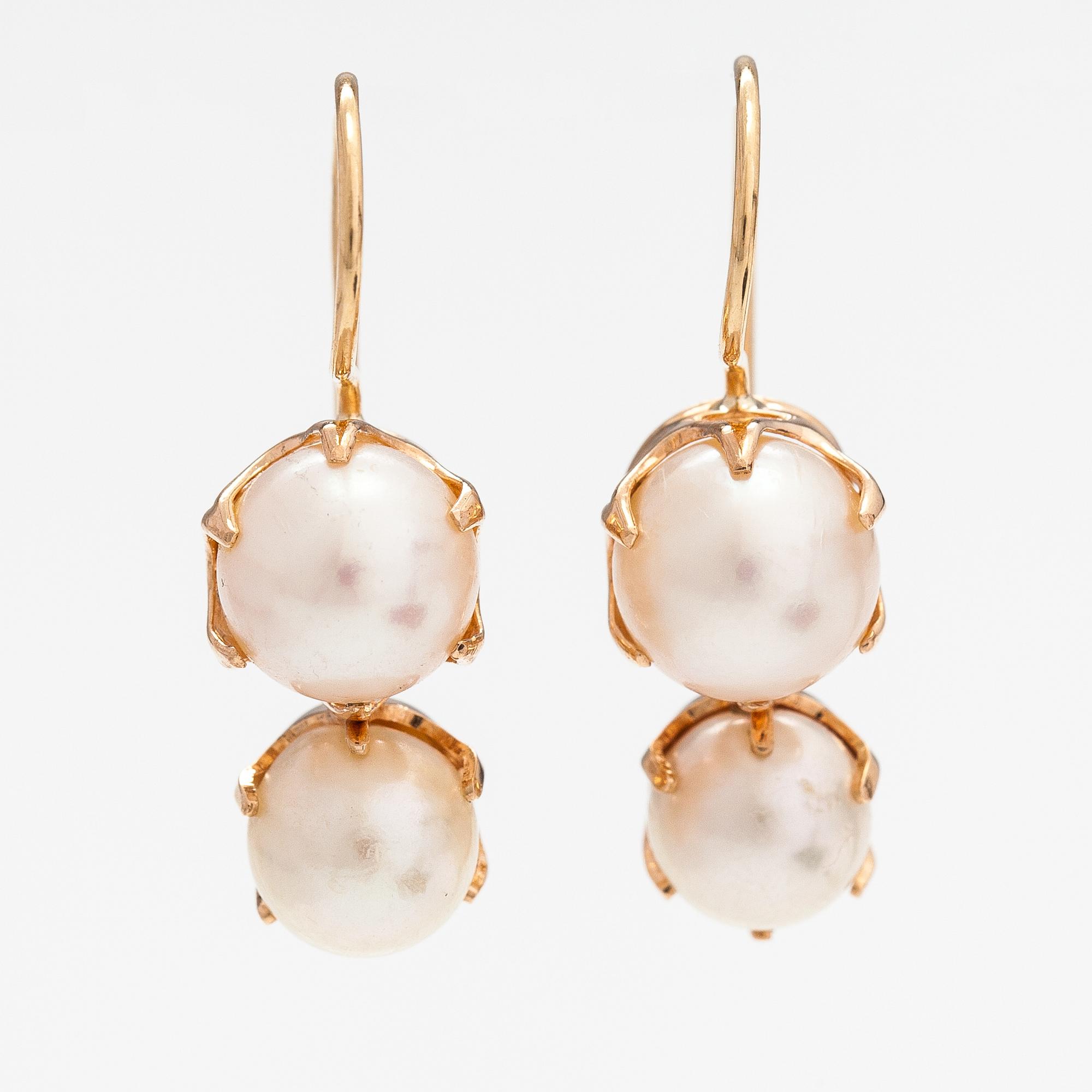 A pair of 14K gold earrings with cutkutred pearls. Helsingin Timanttipojat, Helsinki 1998.