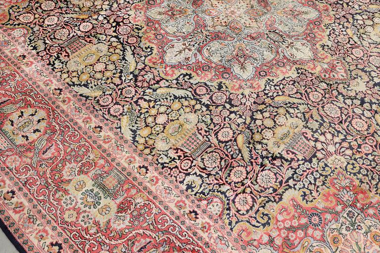 Matta, Kashmir, silke, ca 437 x 307 cm.