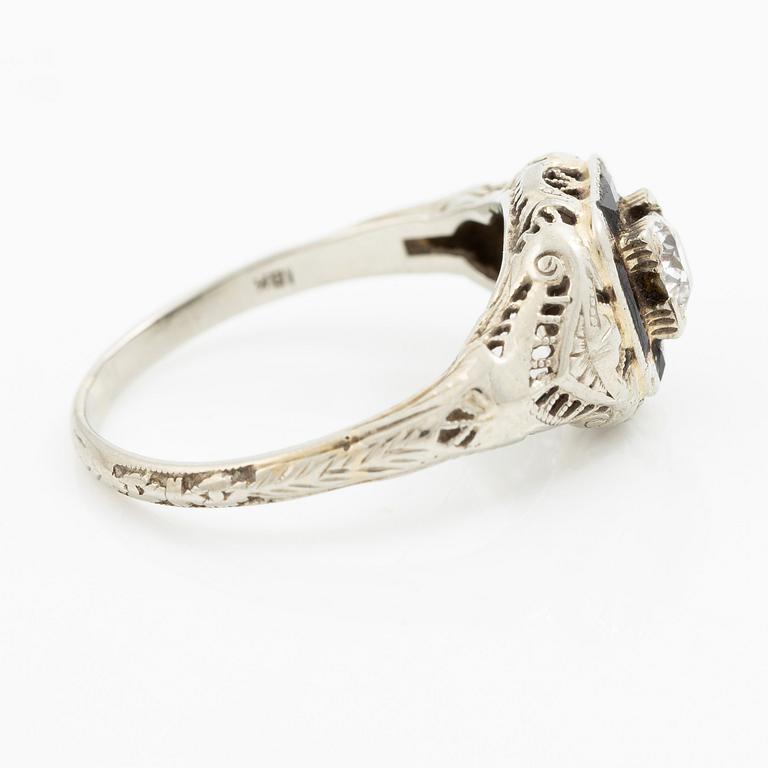 Ring, 18K vitguld med gammalslipad diamant och blå stenar.