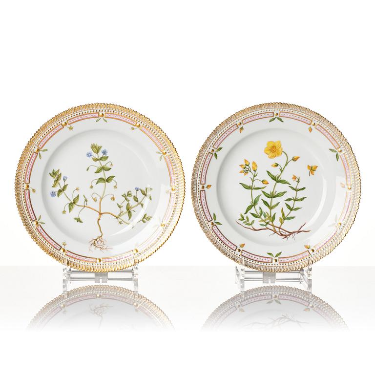 A set of 12 Royal Copenhagen 'Flora Danica' dinner plates, Denmark, 20th century.