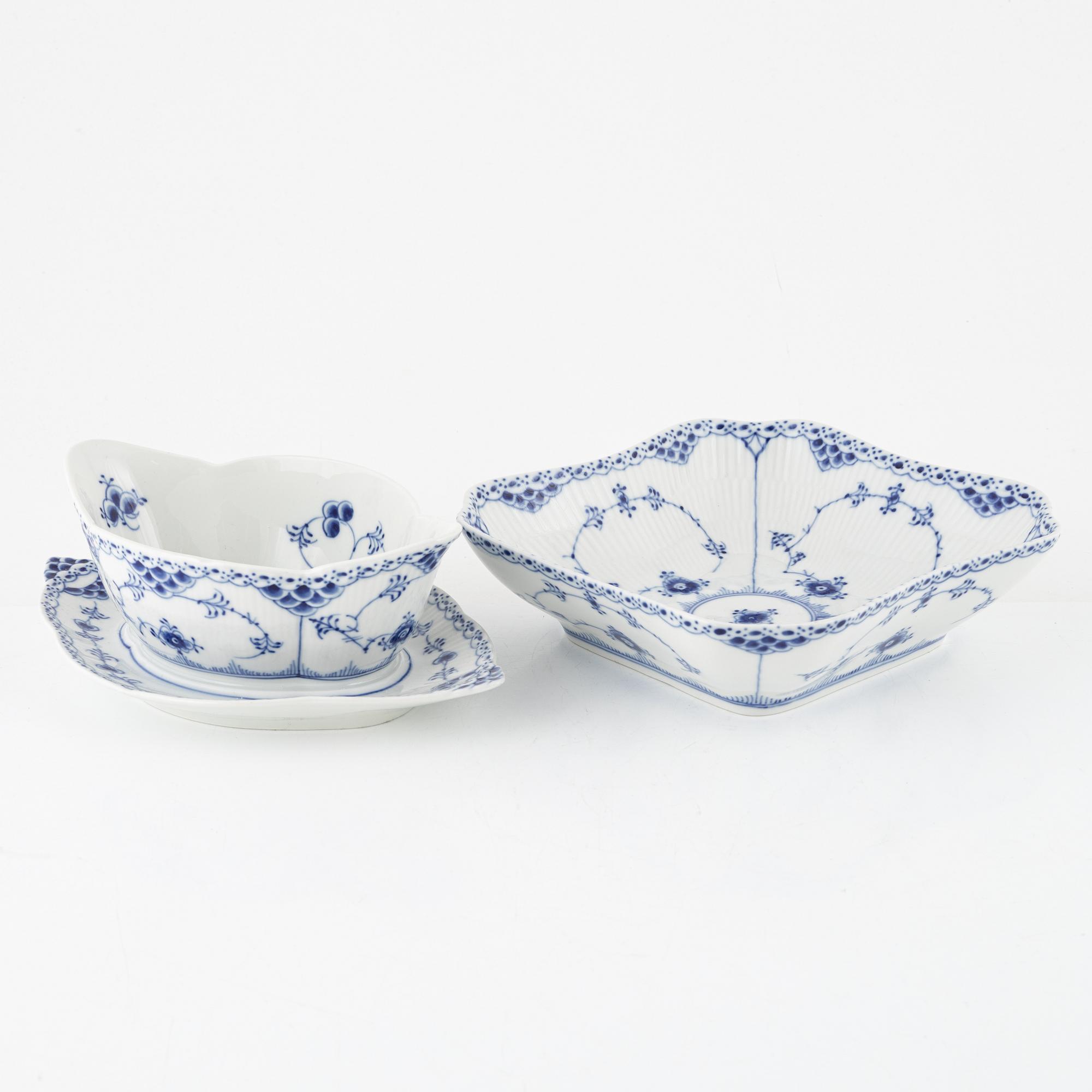 Matservis, 34 delar, porslin, "Musselmalet Halvblonde", Royal Copenhagen, Danmark.