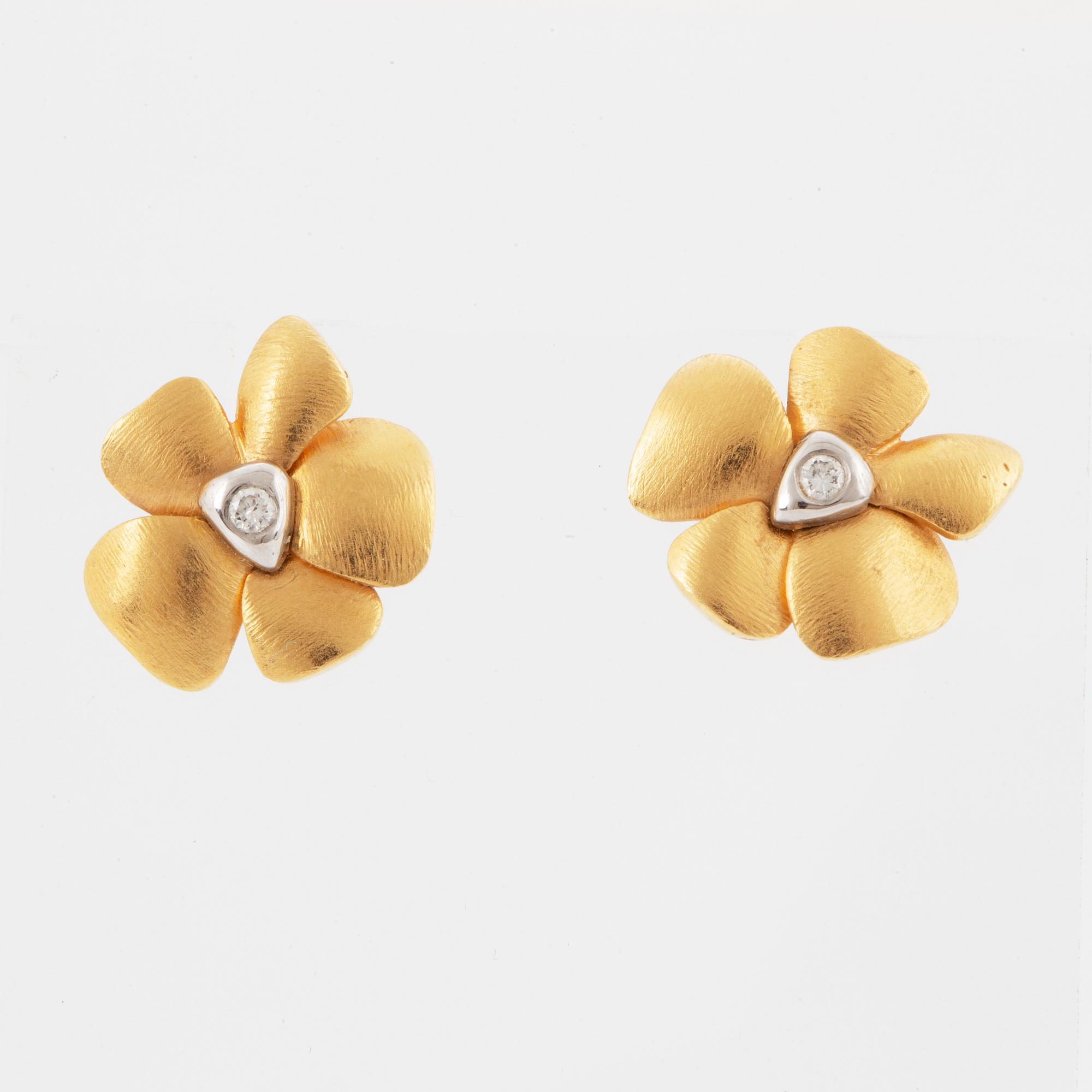 Ole Lynggaard, earrings gold with diamonds.