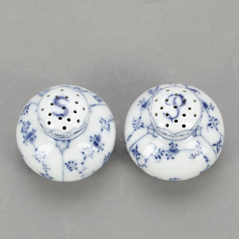 SERVISDELAR, 82 delar, porslin, "Musselmalet" Royal Copenhagen, 1900-talets andra hälft.