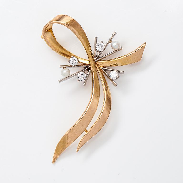 An 18K gold brooch with cultured pearls and ca. 0.30 ct diamonds. Westerback, Helsinki 1967.