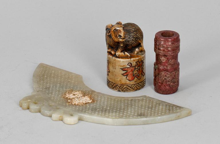 ORIENTALISKA FÖREMÅL, 3 st, nefrit och sten, Kina.