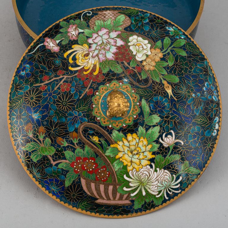 A Chinese cloisonne bowl with cover, 20th century.