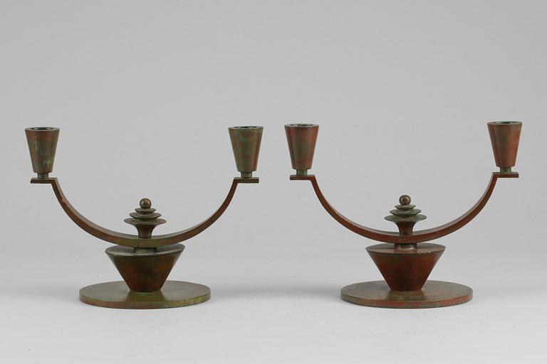 KANDELABRAR, ett par. Brons, design Sune Bäckström. 1900-talets första hälft.