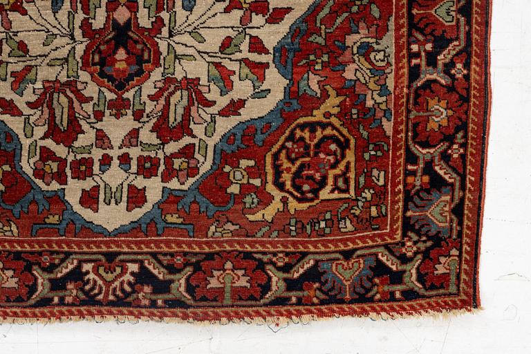 An antique Sarouk rug Western Iran, c 160 x 96 cm.
