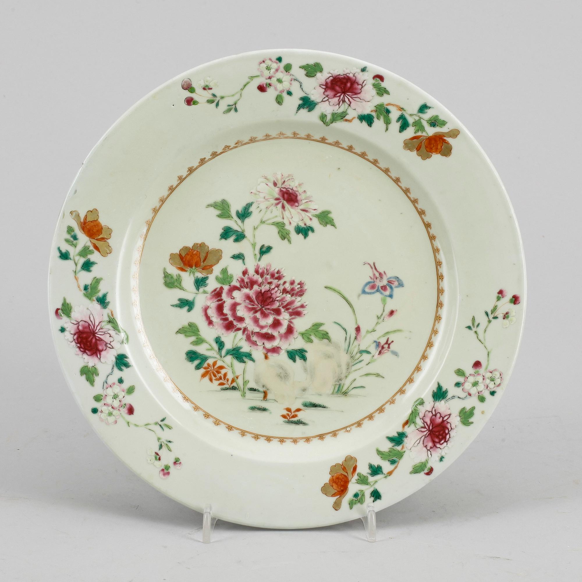 TALLRIKAR, 7 st samt SKÅLFAT, porslin, Kina, Qing dynastin, främst Qianlong (1735-96).