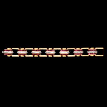 1210. ARMBAND, carréslipade rubiner, tot. ca 5 ct, och diamanter, tot. ca 2.40 ct. Hugo Strömdahl, Stockholm 1948.