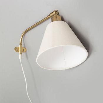 A Josef Frank wall lamp, model nr 2226, for Firma Svenskt Tenn.