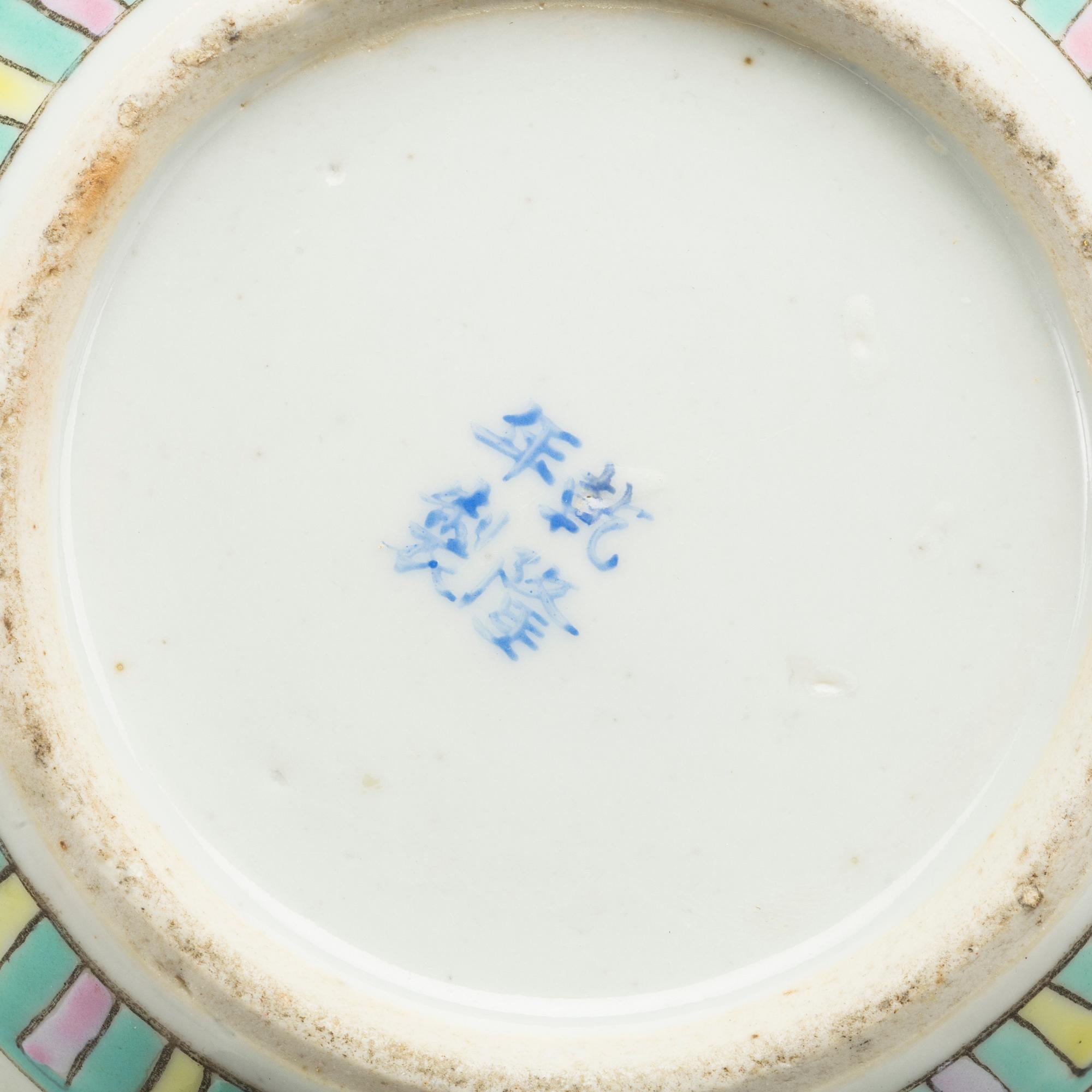 A SET OF 3 CHINESE PORCELAIN FROM THE 18/19TH CENTURY.