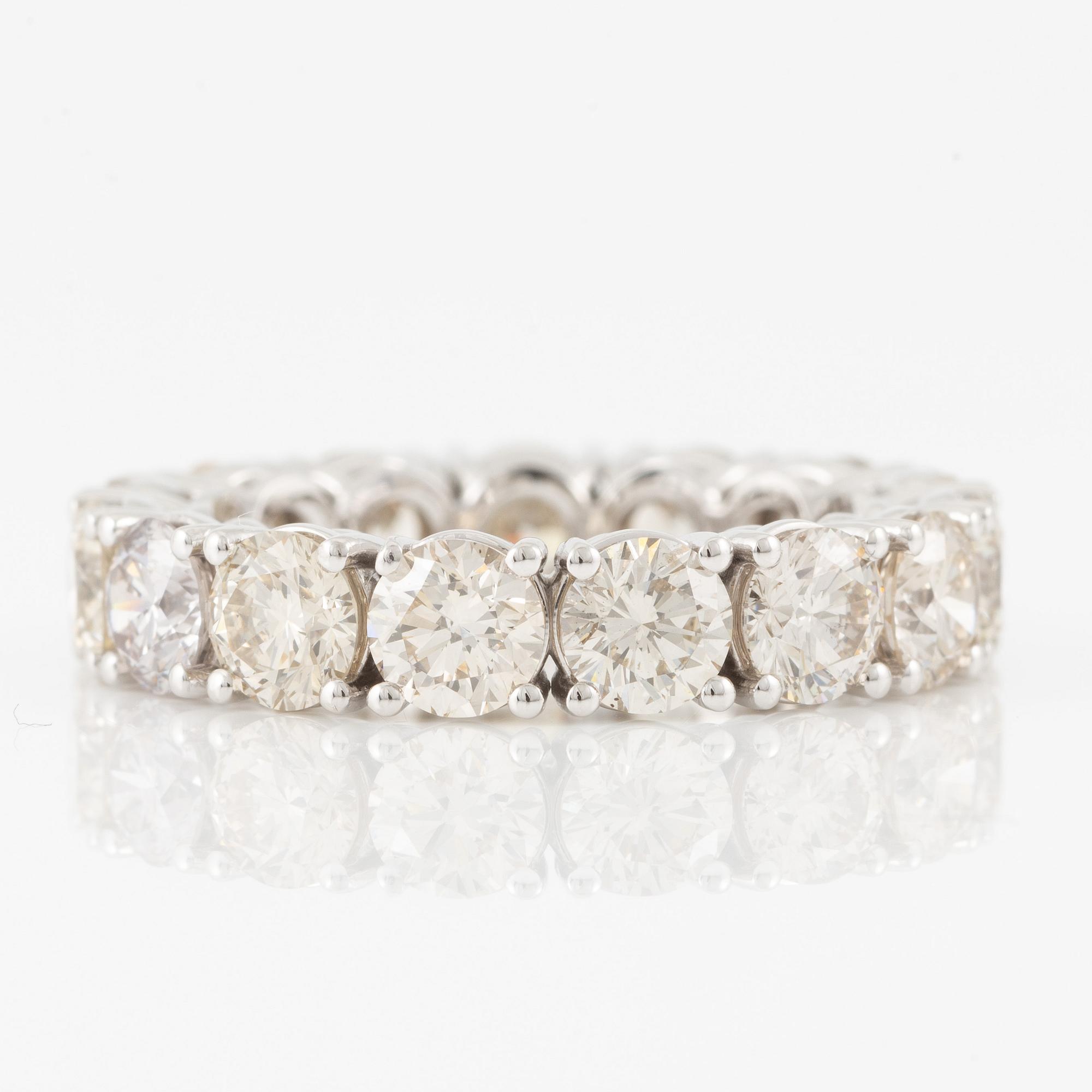Ring in 18K gold with round brilliant-cut diamonds, full eternity band.
