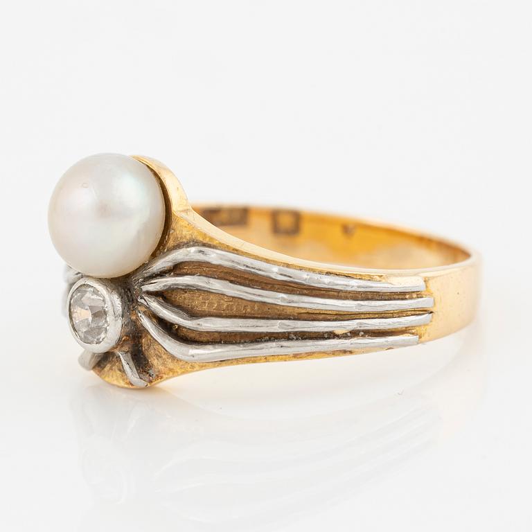 Ring 18K guld med en odlad pärla och en gammalslipad diamant.