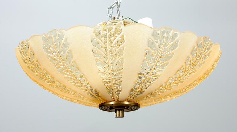 TAKLAMPA, glas. Orrefors. 1900-talets andra hälft. Diam 48, h ca 25.