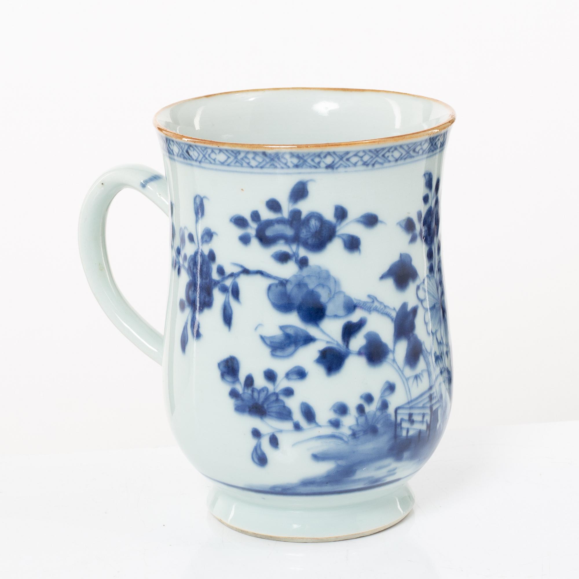 Krus, samt muggar två stycken, porslin. Qingdynastin, 1700-tal.