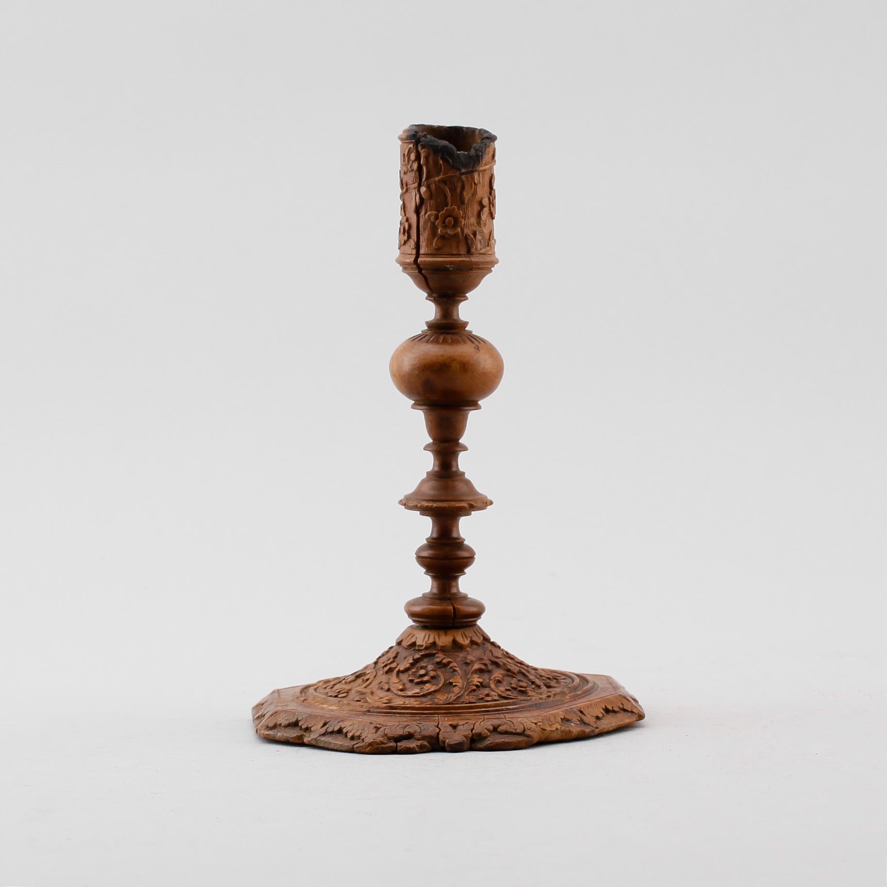 LJUSSTAKE, trä, 1700-tal.