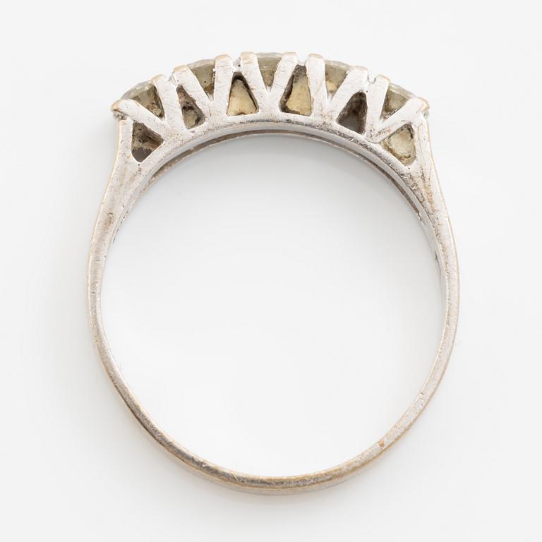 Ring, 18K white gold set with five brilliant-cut diamonds.