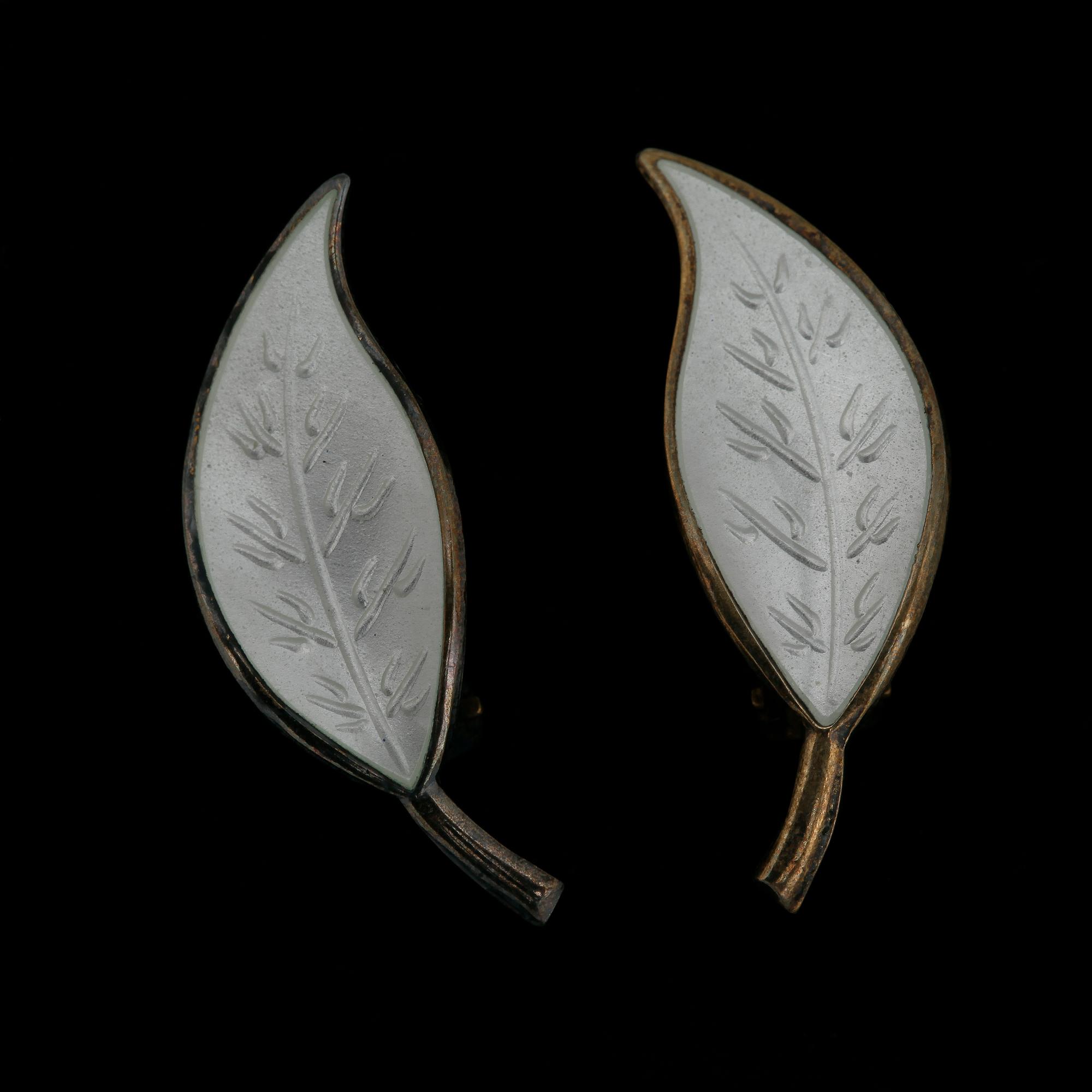 HALSBAND, ARMBAND, ÖRHÄNGEN, ett par samt BROSCH, sterlingsilver och emalj, Norge, 1900-tal. Vikt 48 G.
