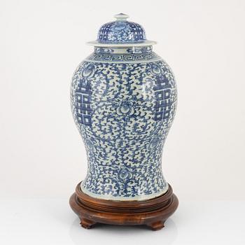 A blue and white lidded urn, China, Qing dynasty, 19th century.
