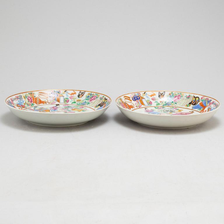 A pair of famille rose dishes, Canton, Qing dynasty, late 19th century.