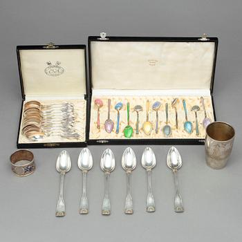 KAFFESKEDAR OCH TESKEDAR SAMT BÄGARE OCH SERVETTRING, silver, 1900-tal. Tot ca 522 gram.