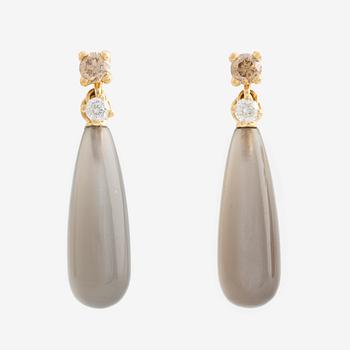 Sandberg, a pair of earrings, gold with moonstone and brilliant-cut diamonds.