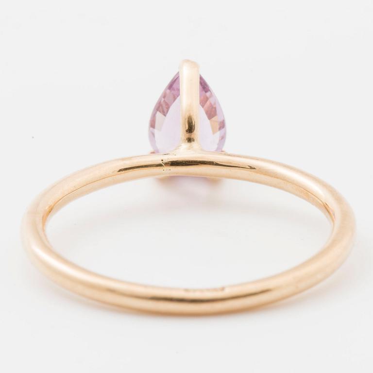 RING, med droppslipad ametist.