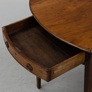 A English Pembroke table, late 19th or early 20th century.