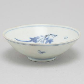 A blue and white bowl, Transition, 17th century.
