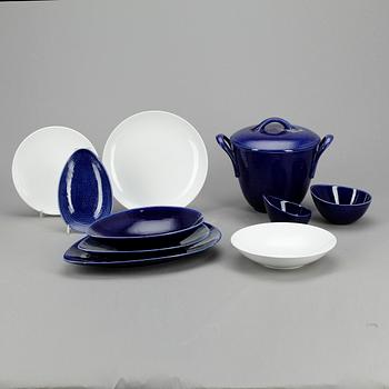 SERVISDELAR, 23 st, porslin, "Blå eld", Hertha Bengtsson, Rörstrand.