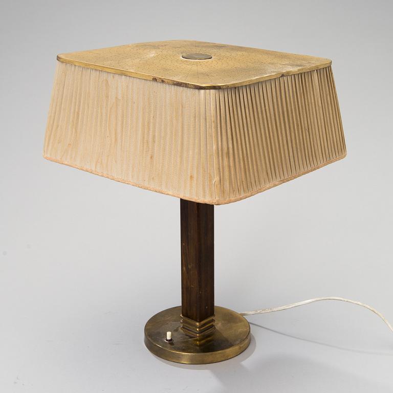 PAAVO TYNELL, PÖYTÄVALAISIN, malli 5066, Taito Oy, 1940-luku.