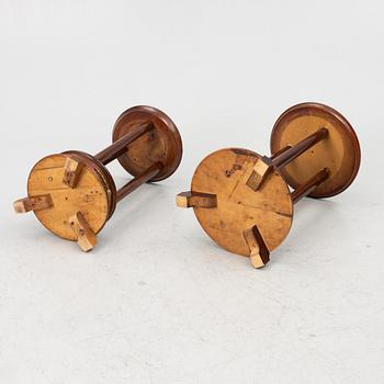 Piedestaler, ett par snarlika, omkring år 1900. Empirestil.