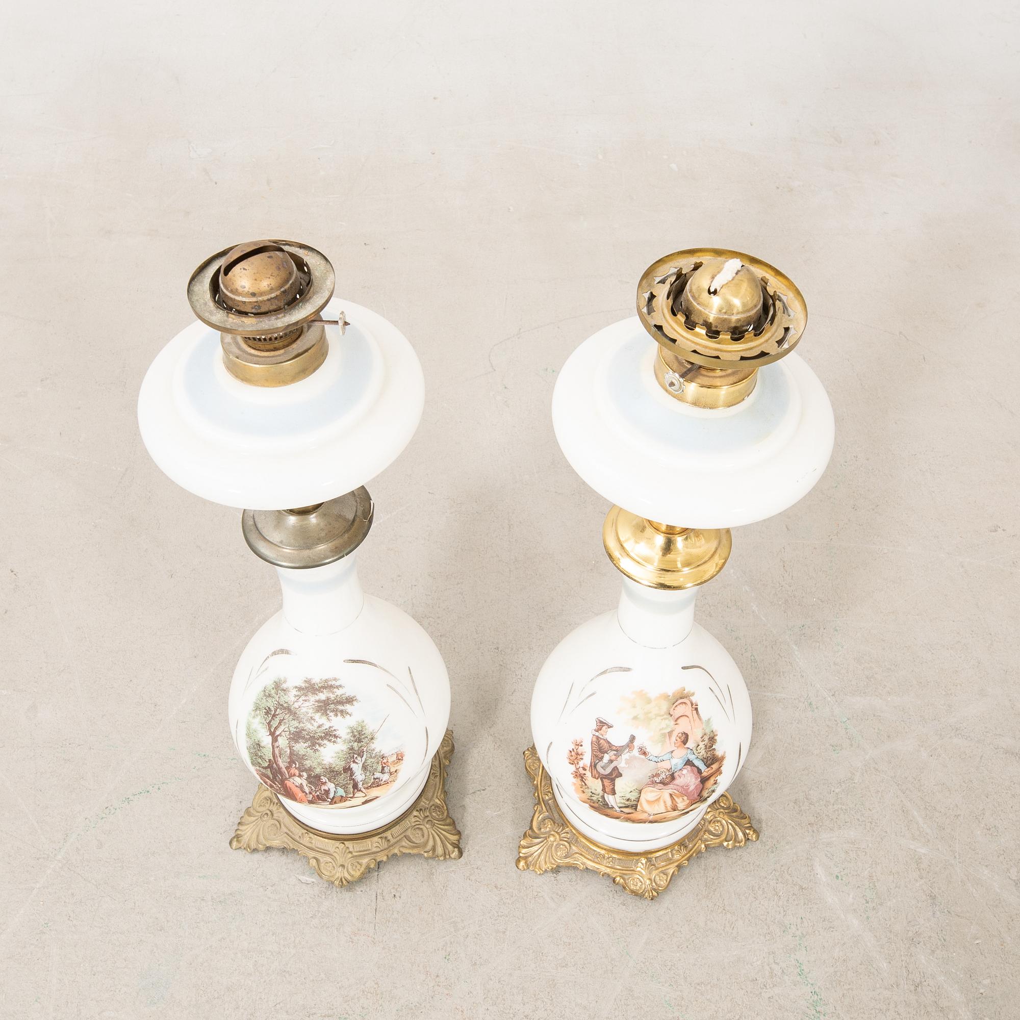 Bordsfotogenlampor ett par 1900-tal.