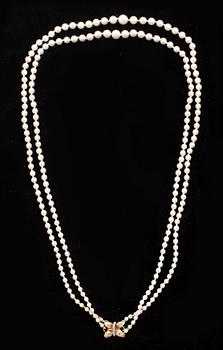 PÄRLCOLLIER, guldlås, 18K, otydliga svenska stämplar.