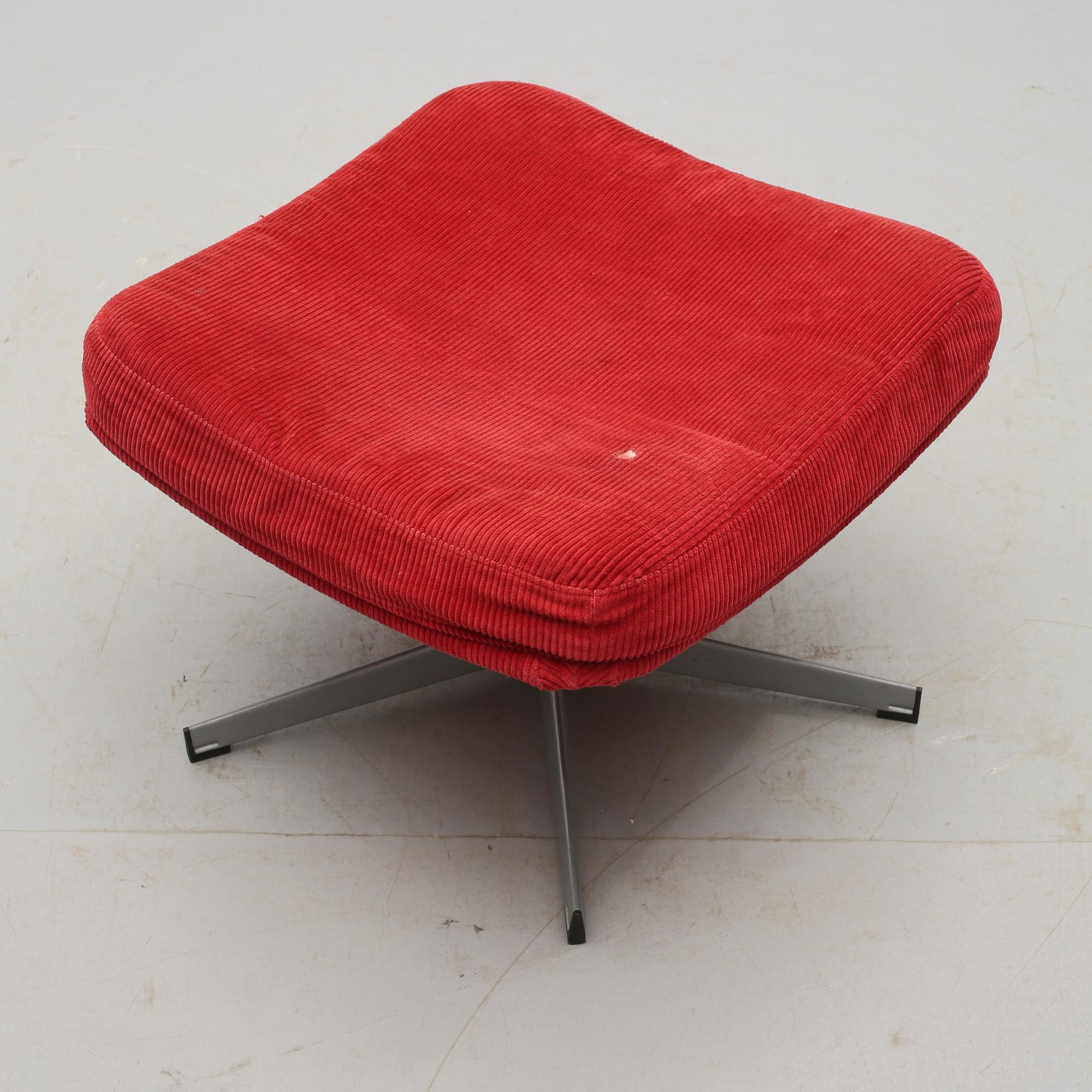 FÅTÖLJER, ett par, samt FOTPALL, 1900-talets tredje kvartal.