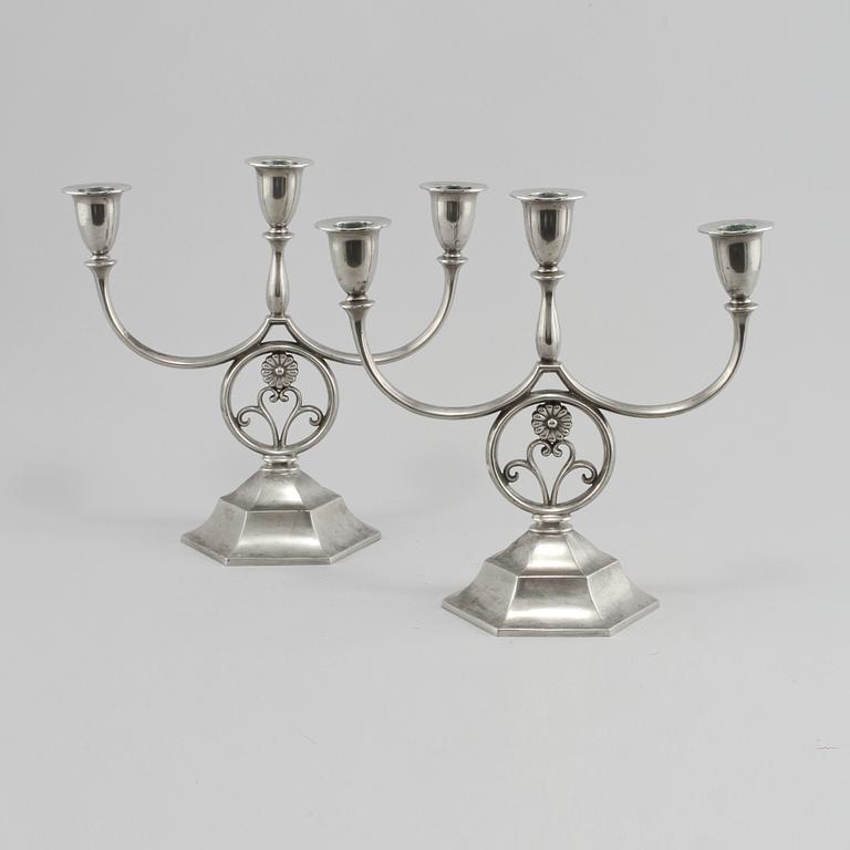 KANDELABRAR, ett par, tenn, Just Andersen, Danmark, omkring 1900-talets mitt.