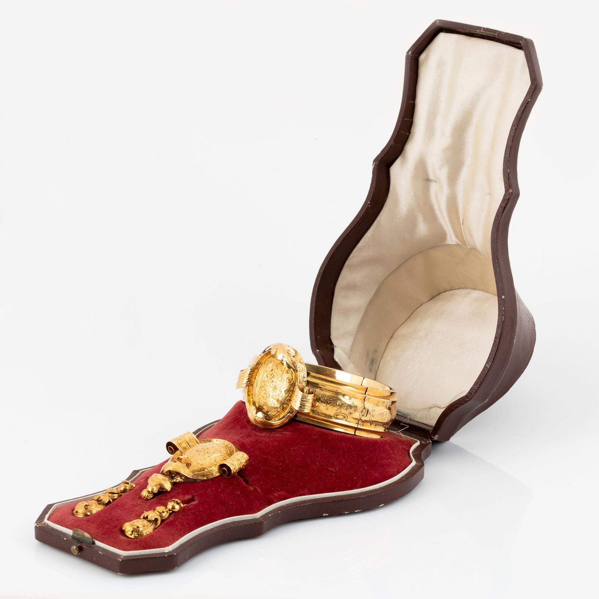 A G Möllenborg 18K gold demi parure comprising a bracelet, a brooch and a pair of earrings.