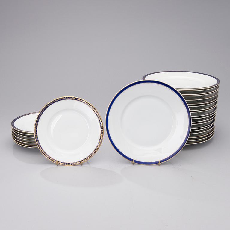 AN EARLY 20TH CENTURY 109 PIECE PORCELAIN DINNER SET BY ROSENTHAL.