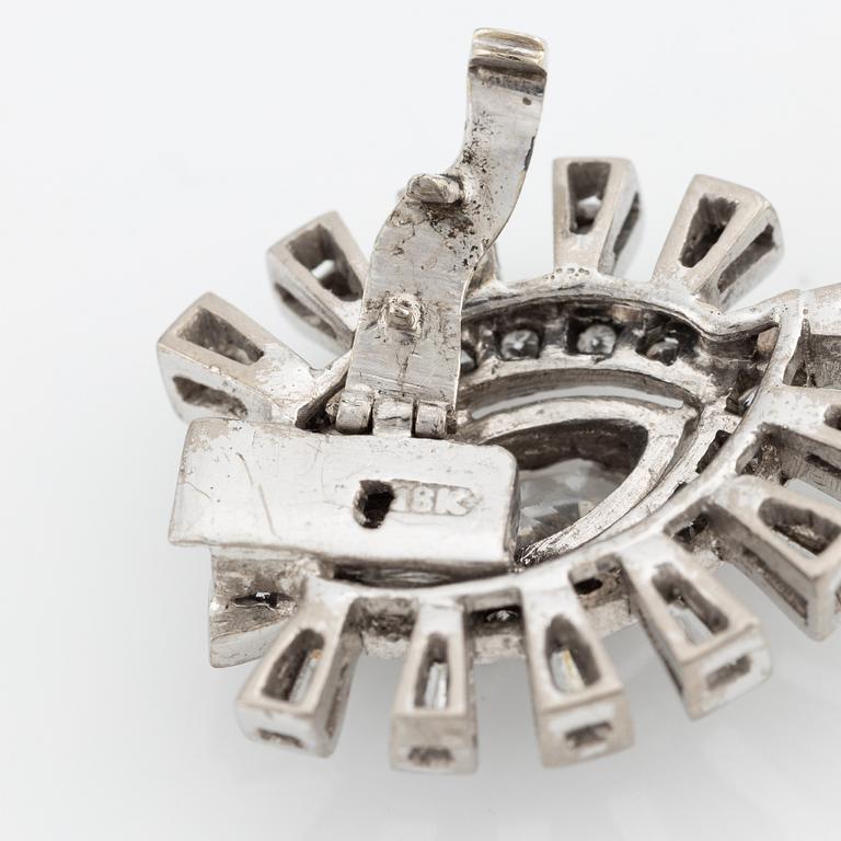 Pearl necklace, with cultured pearls, clasp 18K set with a cushion-cut diamond and baguette- and brilliant-cut diamonds.