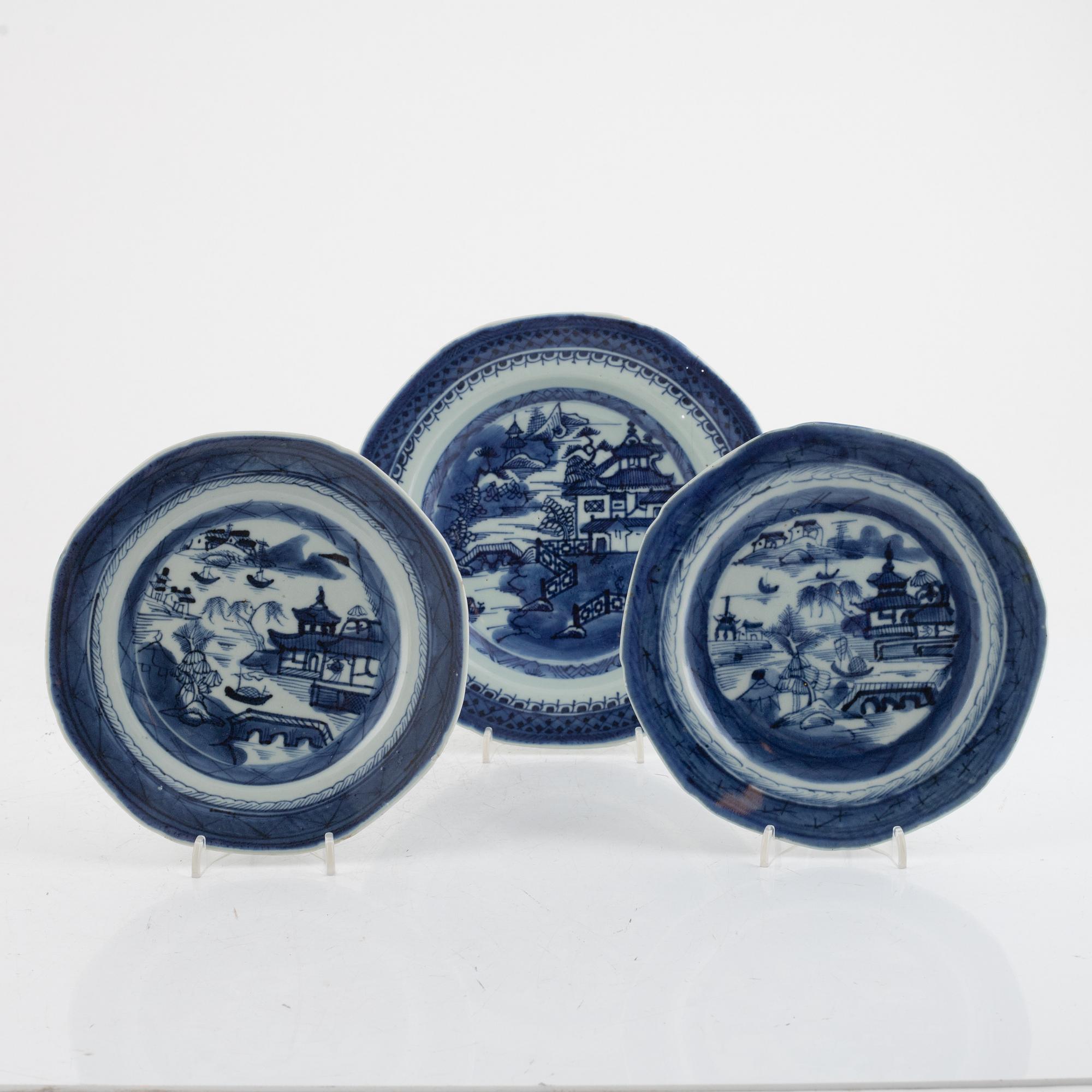 Tallrikar, sex stycken samt assietter, två stycken, porslin, Kina, Qingdynastin, 1700- och 1800-tal.