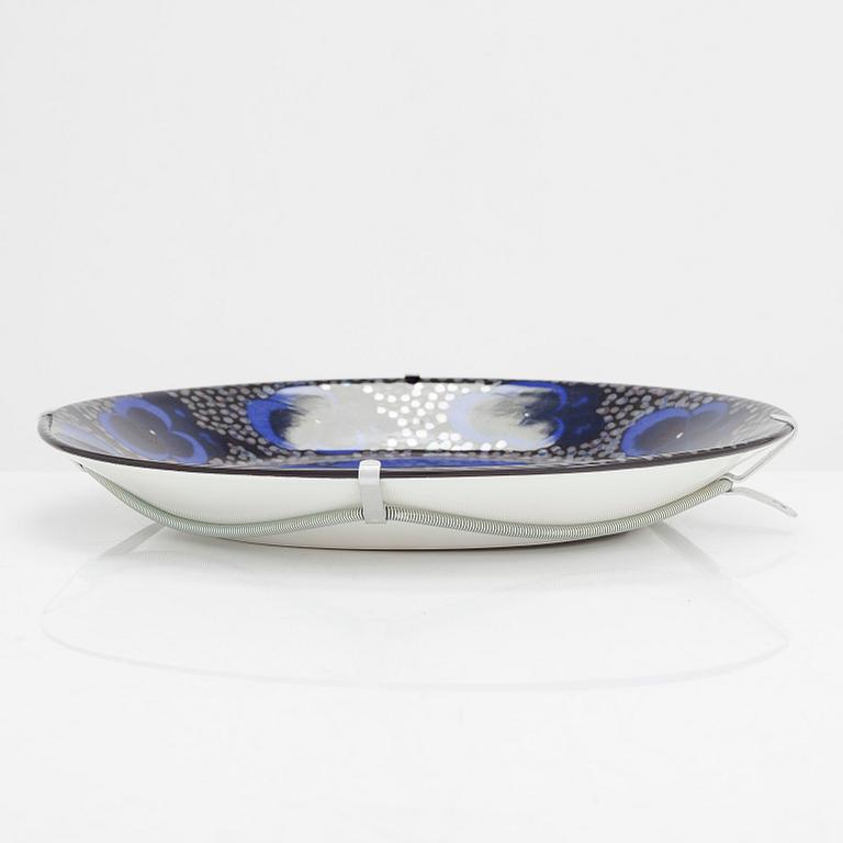 Birger Kaipiainen, a decorative porcelain dish, 'Elegance/4', numbered 74. Pro Arte, Arabia.