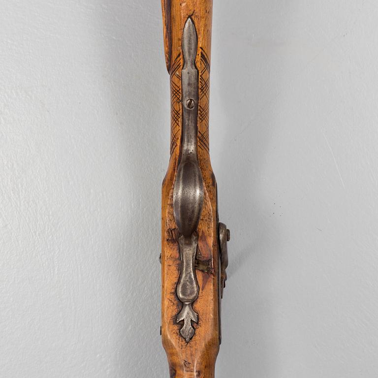 A late 18th century rifle changed fråm flint lock to percussion lock.