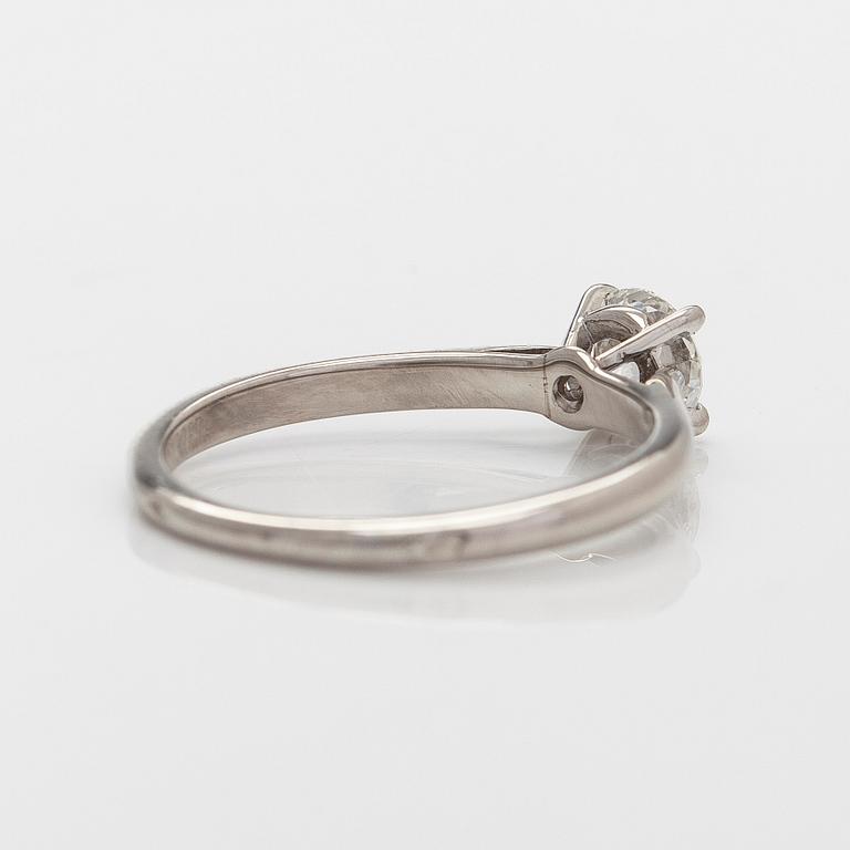 Cartier, ring, platina med briljantslipad diamant ca 0.46 ct. Med GIA dossier.